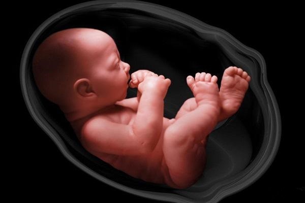 اگر جنین در شکم مدفوع کند، چه اتفاقی می‌افتد؟