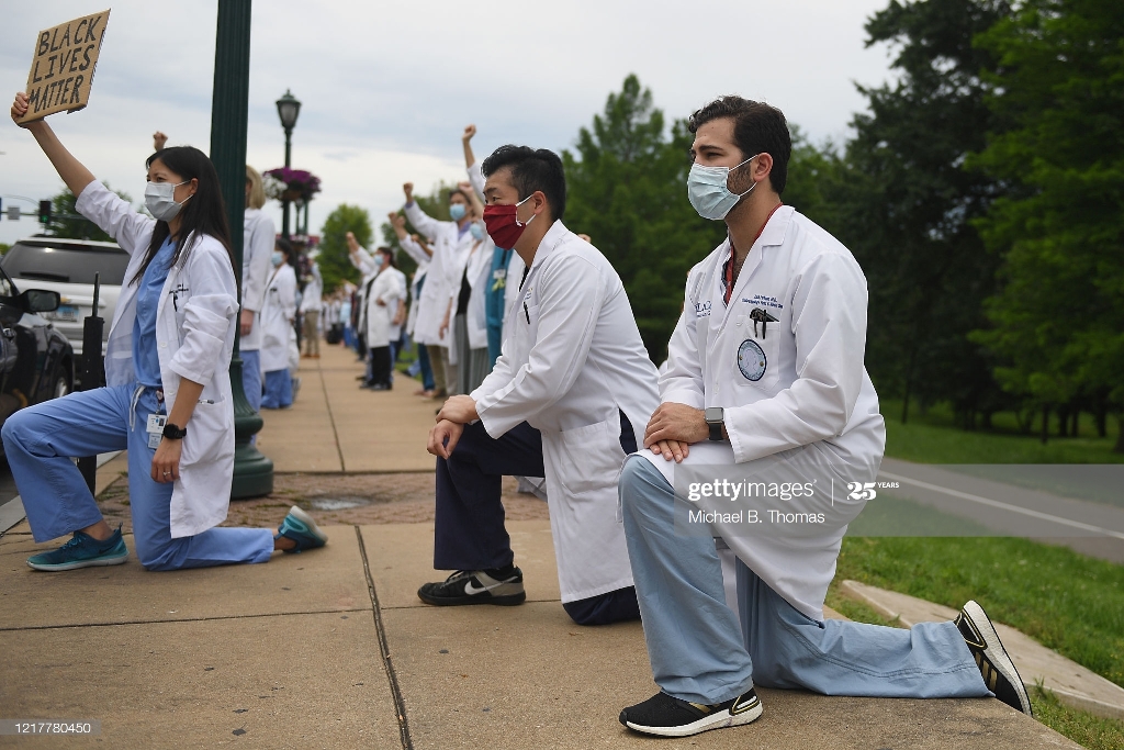 پیوستن کادر درمانی آمریکا به صف معترضان + عکس