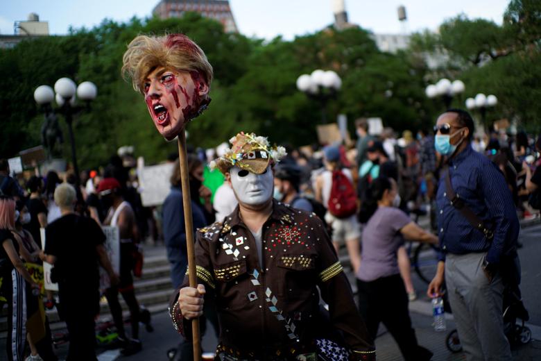 ماسک خونین ترامپ در دستان معترضی در منتهن + عکس