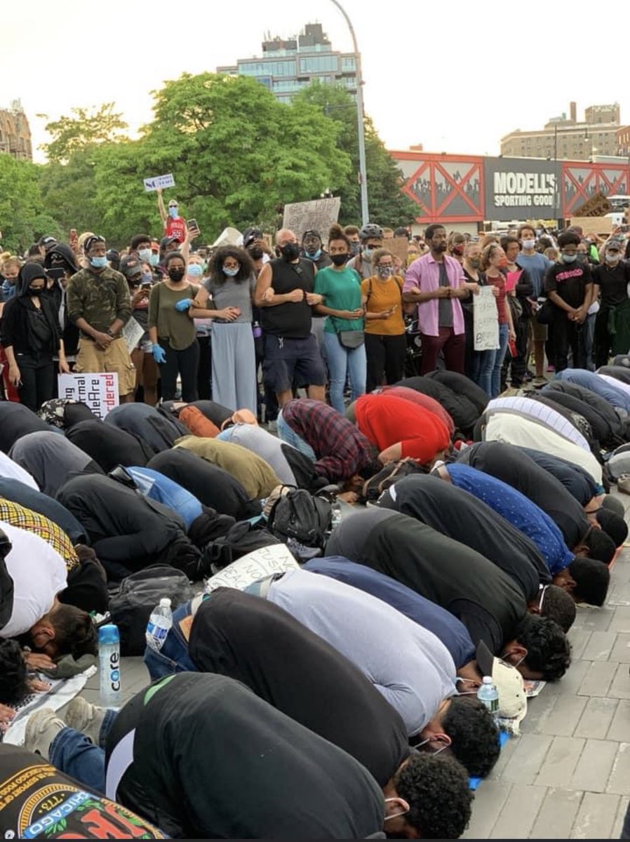 حلقه محافظت معترضان به دور مسلمانان هنگام نماز + عکس