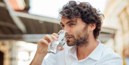  آیا زمانبندی نوشیدن آب اهمیت دارد؟