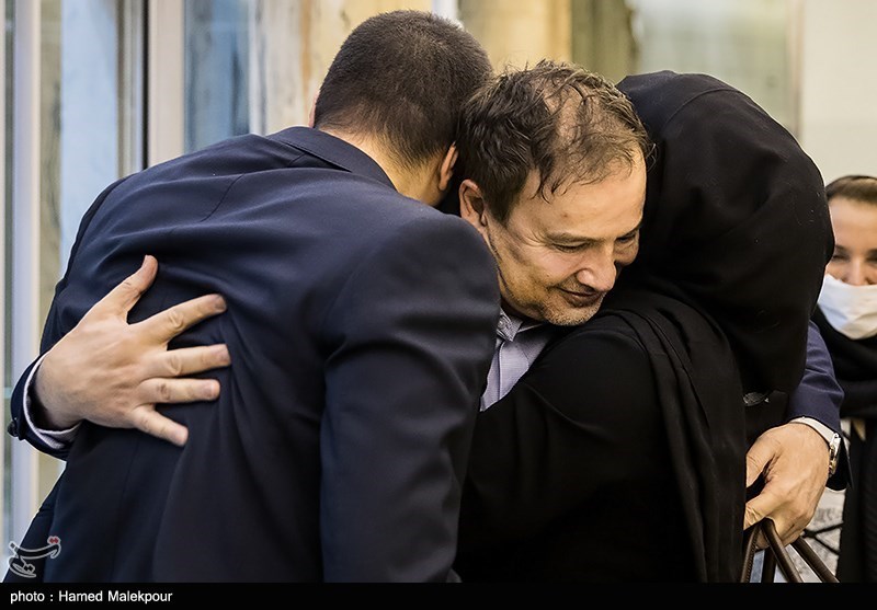 بازگشت پزشک ایرانی به کشور پس از آزادی از ز‌ندان آمریکا + عکس