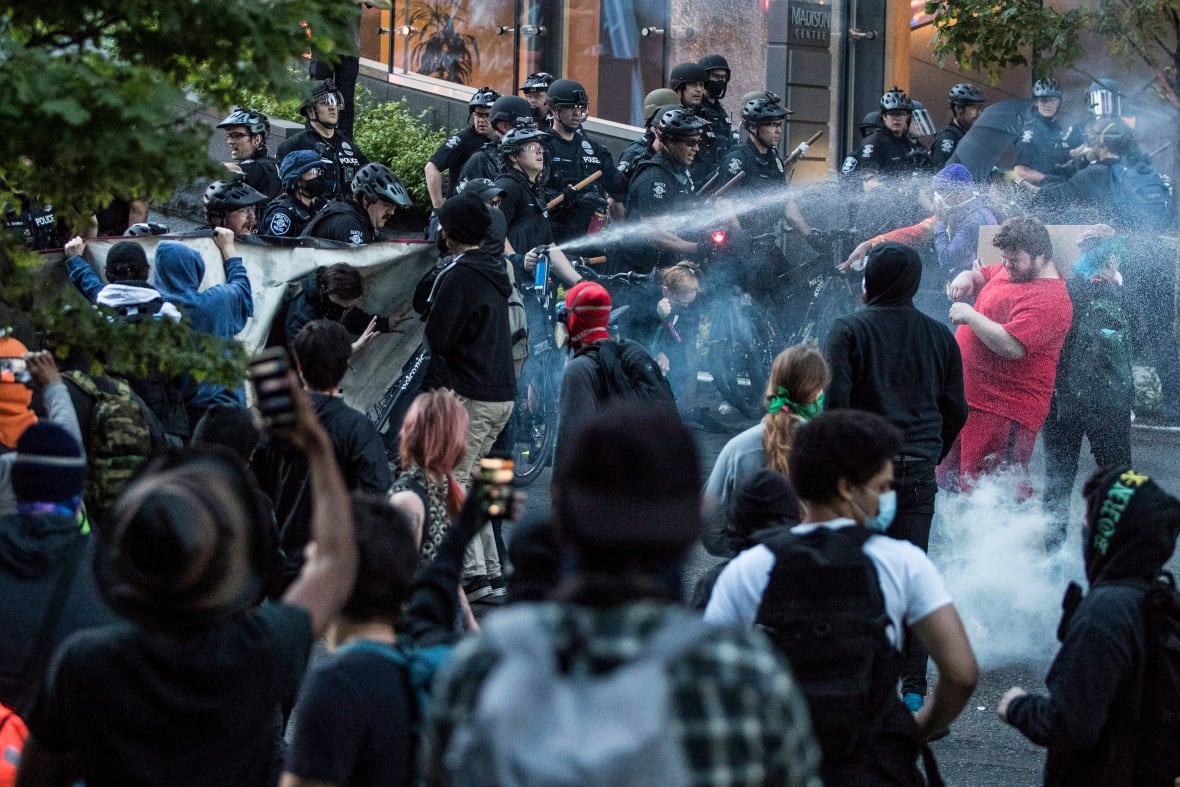پاشیدن اسپری فلفل به سوی معترضان توسط پلیس آمریکا + عکس
