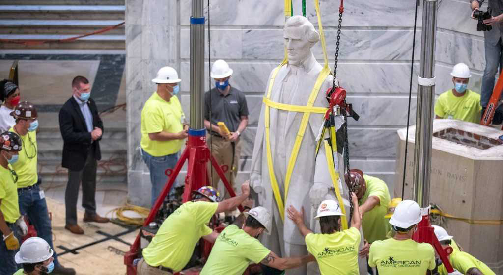 انتقال مجسمه رئیس جمهور سابق آمریکا از ترس معترضان + عکس