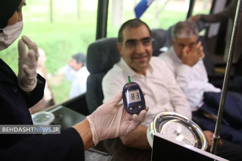 اندازه گیری قند خون وزیر بهداشت در اتوبوس دیابت+ عکس