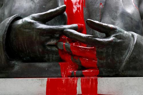 دستان خونین مجسمه پادشاه اسبق بلژیک + عکس