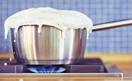  با جوشاندن ۱۰ تا ۲۰ دقیقه ای شیر می‌توان به سالم بودن آن پی برد؟