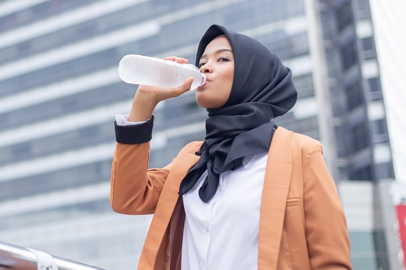 از آفتاب طولانی مدت تا دیابت؛ چرا بیش از حد تشنه می‌شویم؟ 
