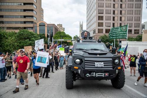 تظاهرات با خودرویی نامتعارف علیه اجباری شدن ماسک در تگزاس + عکس