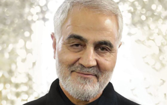 شهید سلیمانی در لباس خادمی امام رضا (ع) +‌ عکس