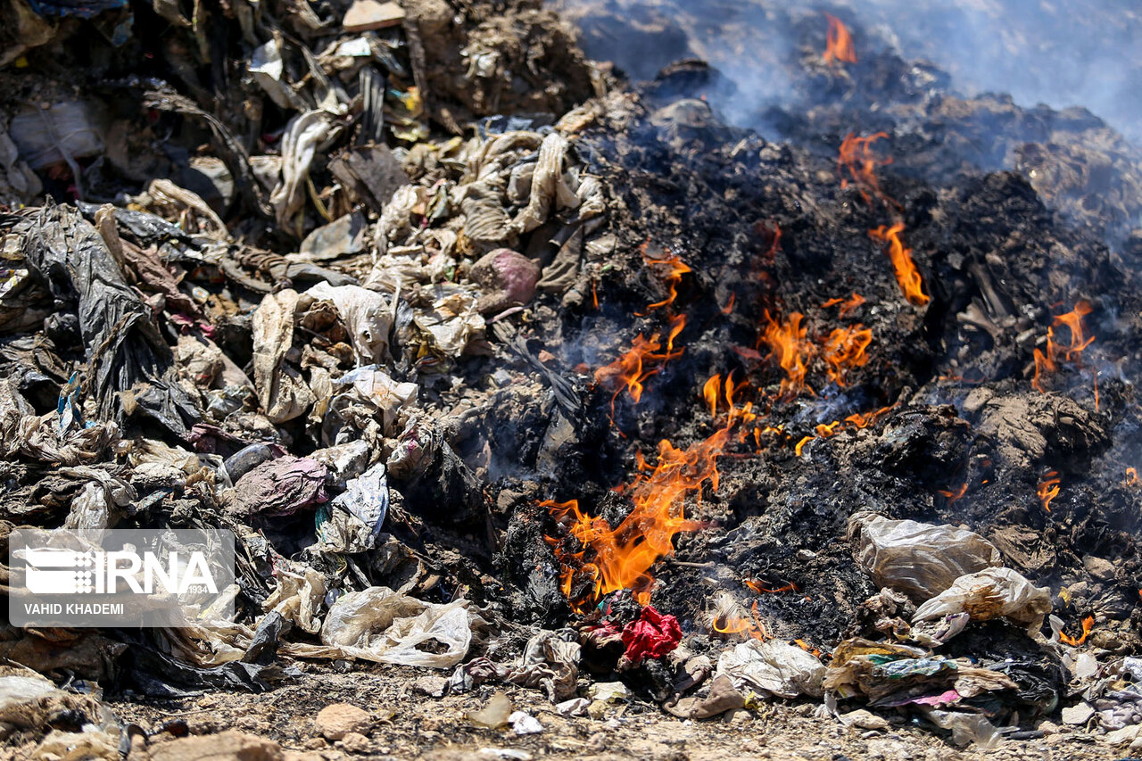 رهاسازی زباله‌های عفونی و بیمارستانی در حاشیه شهر بجنورد + عکس