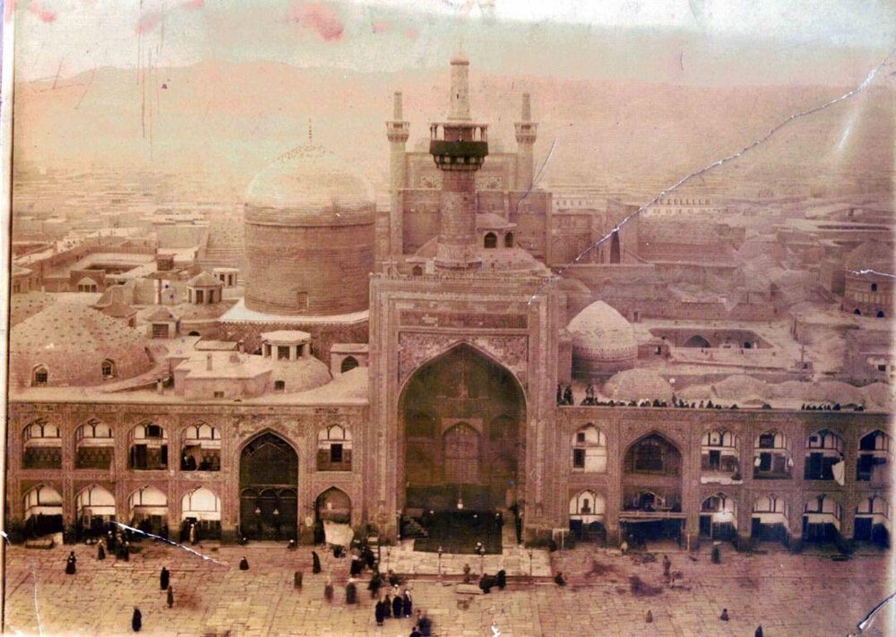 عکسی زیبا و قدیمی از حرم امام رضا (ع) در دوره ناصرالدین‌شاه