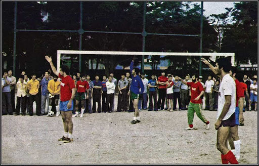 وقتی تیم ملی در زمین خاکی بازی می‌کرد! + عکس