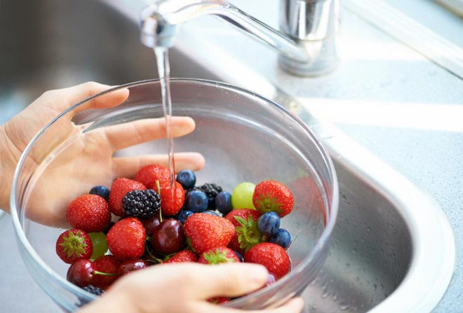 یک ترفند ساده و فوری برای شستن میوه‌ها 