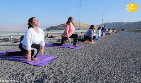 تمرین یوگای ز‌نان و مردان کرد در کوه + عکس