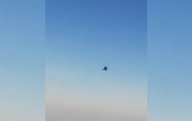 لحظه تعرض جنگنده متخاصم به هواپیمای مسافربری ماهان در آسمان سوریه + فیلم