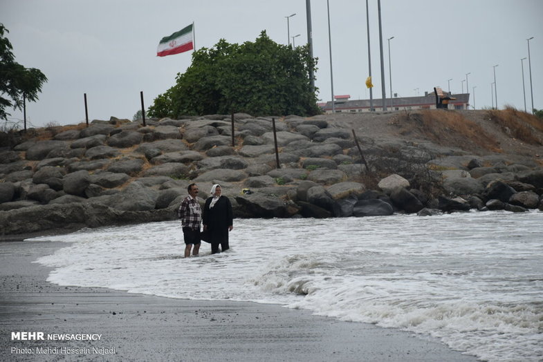 شنای خطرناک در خزر مواج + عکس