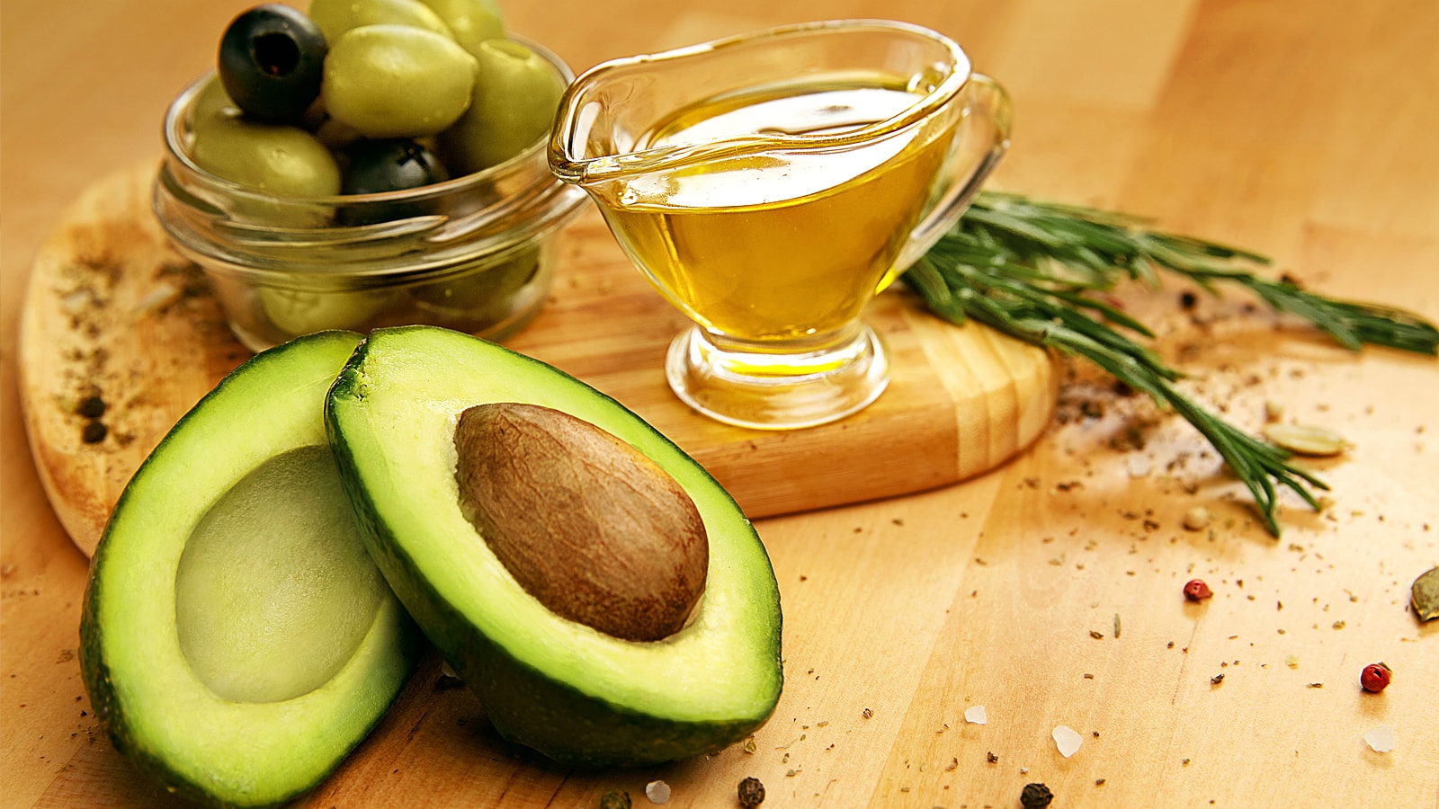 خواص بی نظیر روغن آووکادو برای جوان سازی پوست  