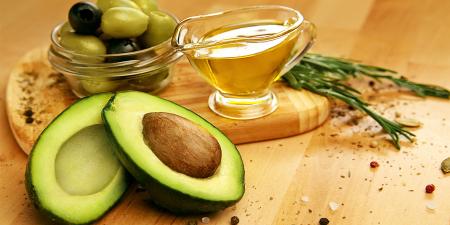 خواص بی نظیر روغن آووکادو برای جوان سازی پوست  