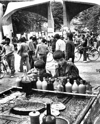 فالوده فروش دوره گرد مقابل دانشگاه تهران در سال ۱۳۵۸ + عکس