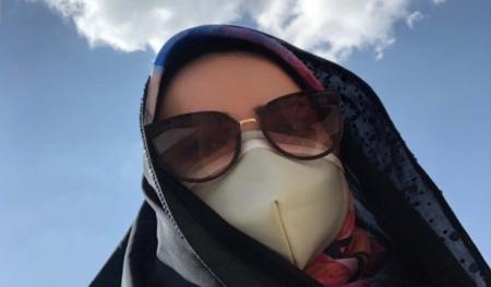 کلافگی خا‌نم مجری از ماسک زدن در گرما + عکس