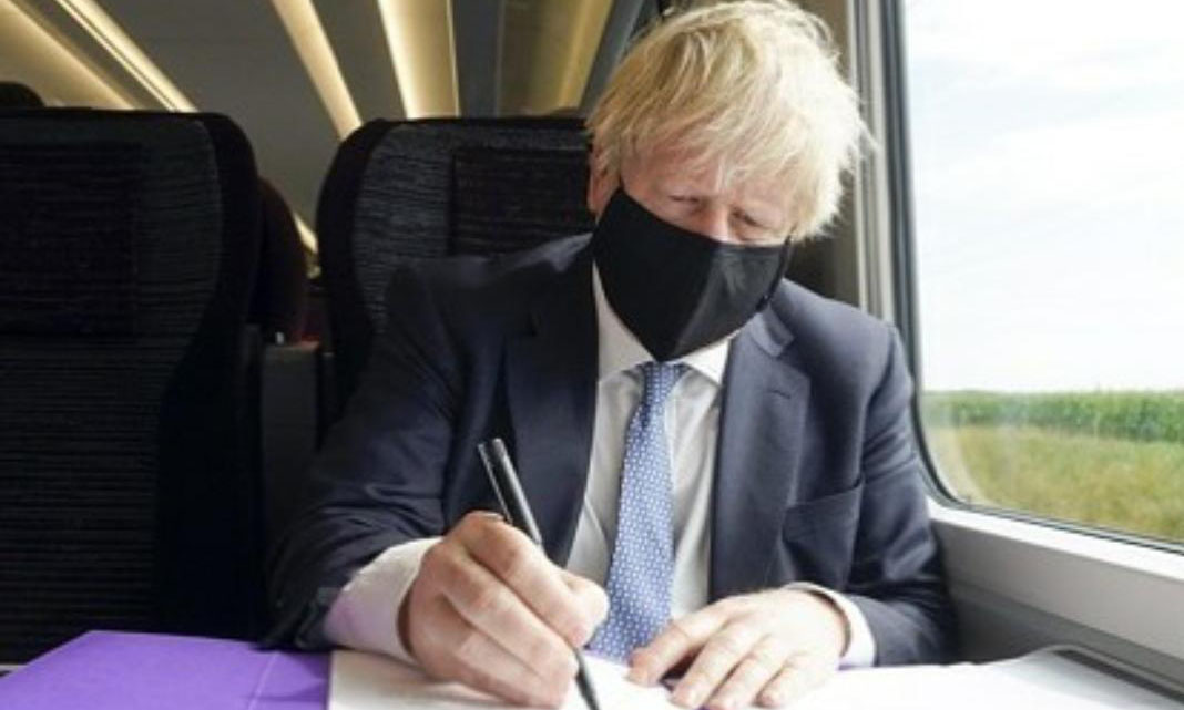 نخست وزیر انگلیس در تنهایی هم ماسک می‌ز‌ند! + عکس