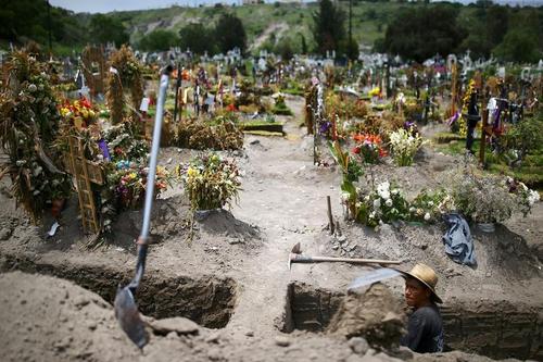 کندن قبرهای تازه برای دفن انبوه فوتی‌های کرونا + عکس