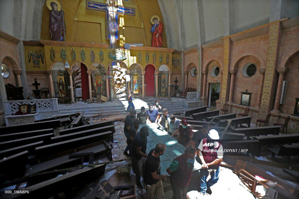 از جا کنده شدن درب کلیسا بر اثر انفجار بیروت + عکس