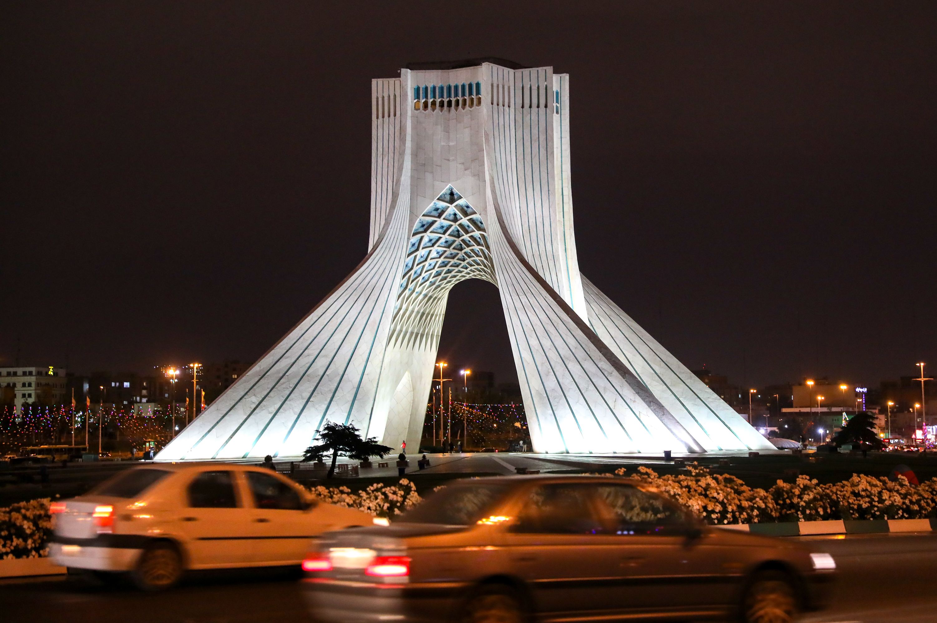 نورافشانی برج آزادی به مناسبت عید سعید غدیر+ عکس