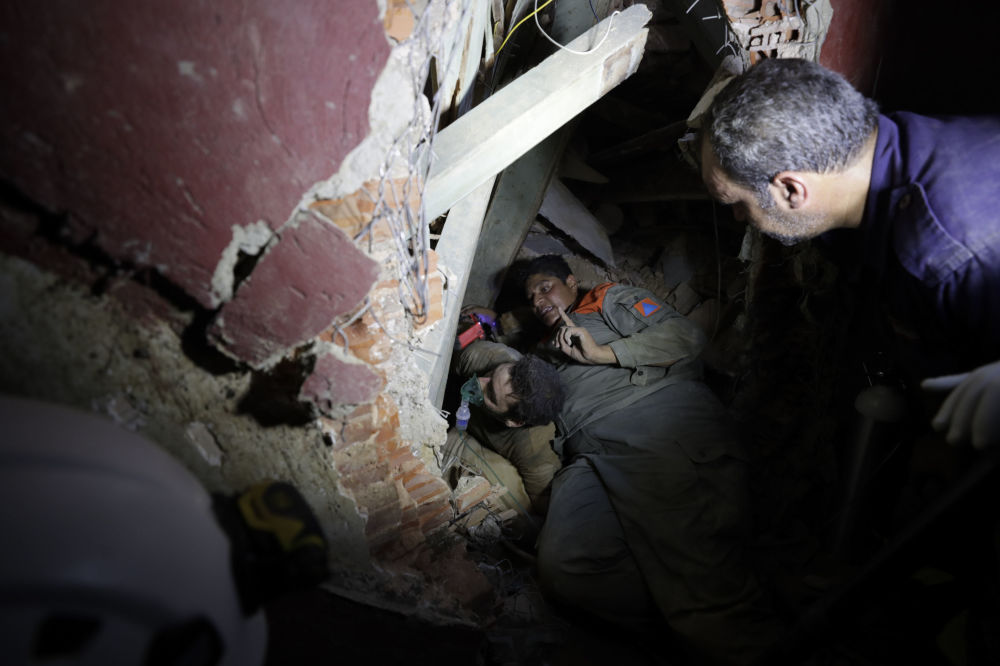 لحظه یافتن یکی از زیر آوار ماندگان انفجار بیروت + عکس