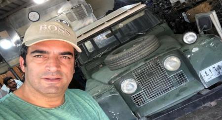 عکس یادگاری منوچهر هادی با خودروی سهراب سپهری! + عکس