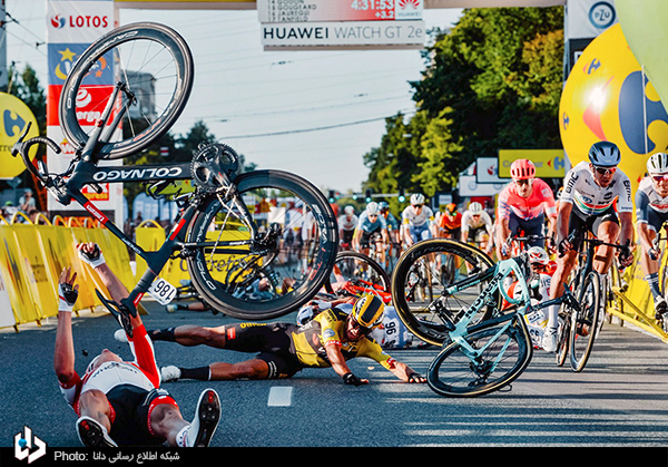 برخورد دردناک دوچرخه سواران در مسابقه + عکس