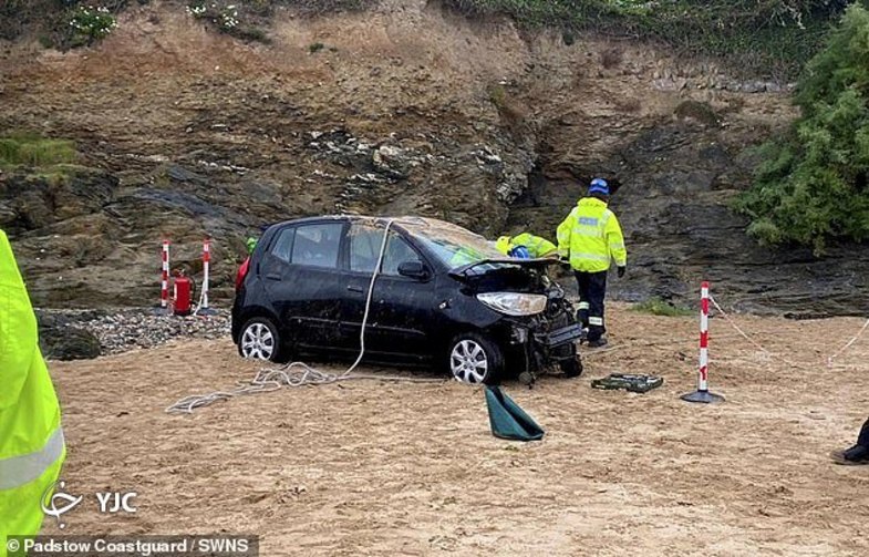 خوش شانسی گردشگران هنگام سقوط خودرو از صخره + عکس