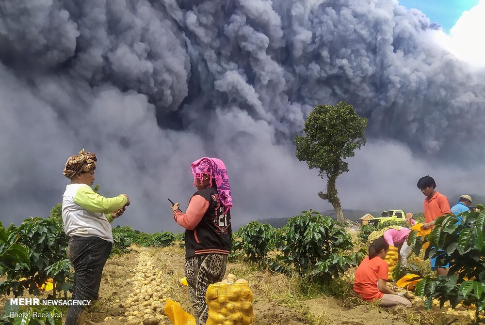 فوران آتشفشان کوه سینابونگ در اندونزی + عکس