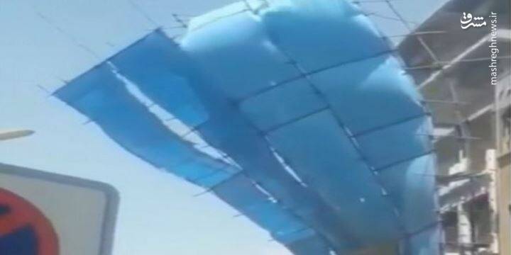 سقوط داربست ۳۰ متری بر اثر وزش باد شدید + عکس