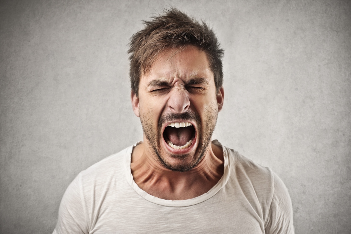 عصبانیت باعث ضعف عملکردهای مغزی و سوءمزاج در بدن می‌شود 
