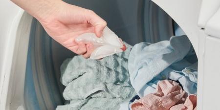  چند تکه یخ در ماشین لباسشویی بگذارید