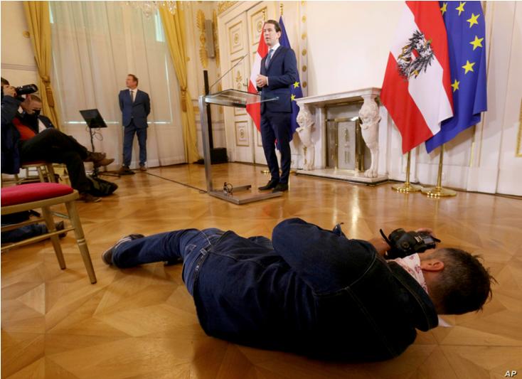 عکاسی تعجب آور در نشست خبری نخست وزیر اتریش + عکس