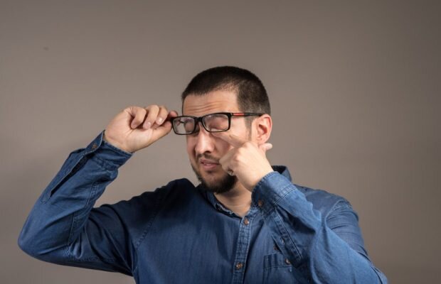 چرا هر کار می‌کنیم نمی‌توانیم به صورت‌مان دست نزنیم؟
