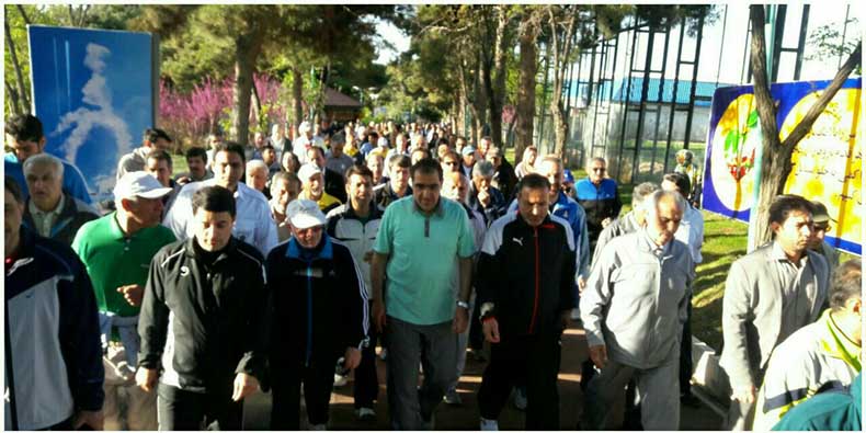 پیاده روی وزیر بهداشت به همراه مردم + عکس