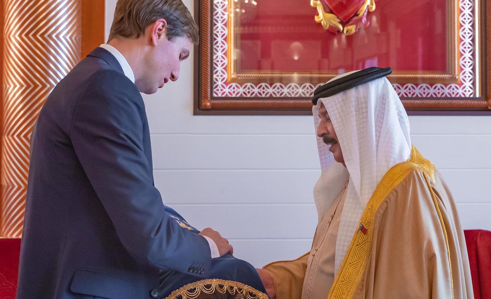 کوشنر به پادشاه بحرین تورات هدیه داد + عکس
