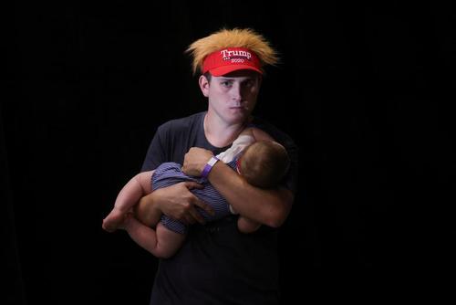 ژست جالب یکی از طرفداران ترامپ با نوزادش در کمپین انتخاباتی + عکس