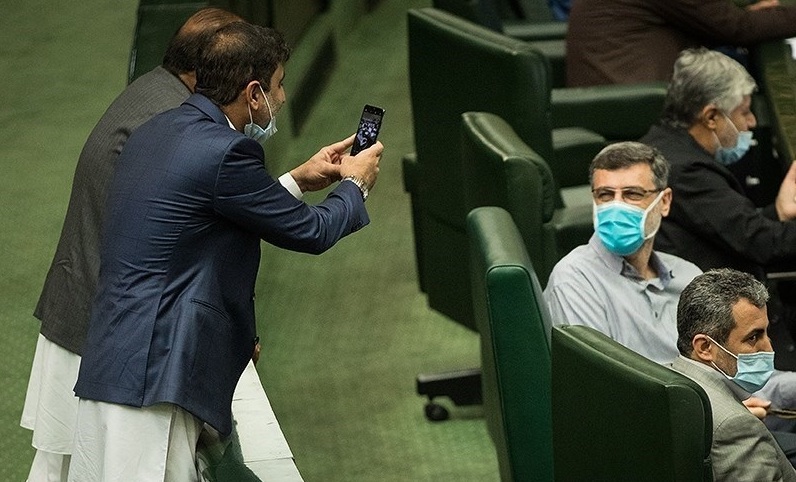 عکاسی نماینده مجلس از لبخند پشت ماسک + عکس