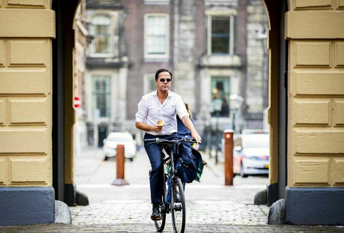 نخست وزیر هلند در حال بازگشت به خانه با دوچرخه! + عکس