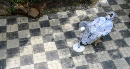 نحوه جالب استراحت پزشک هندی + عکس