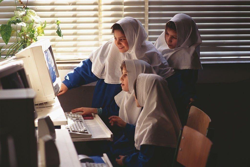 تصویری از اولین کامپیوترها در مدارس سال ۷۶ + عکس