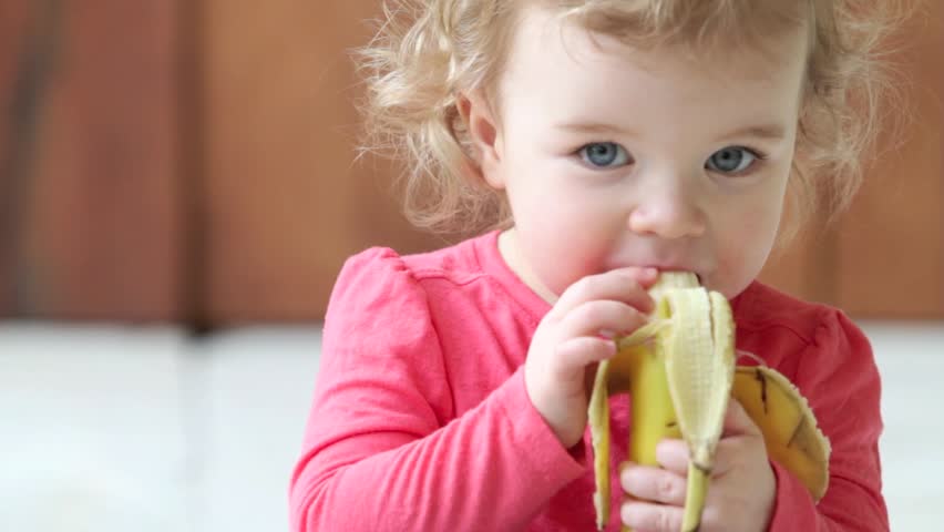  کودکان از چندسالگی می‌توانند موز بخورند؟ 