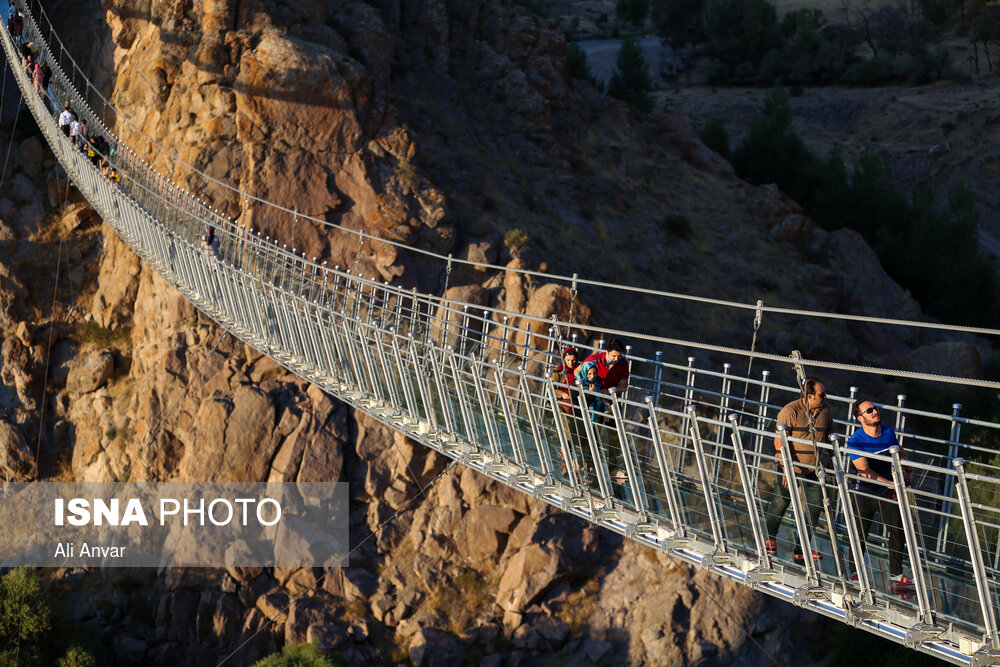 اولین پل معلق تمام شیشه‌ای جهان در اردبیل + عکس