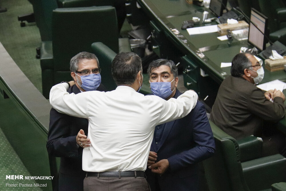 ژست های صمیمی نمایندگان با ماسک در صحن علنی مجلس + عکس