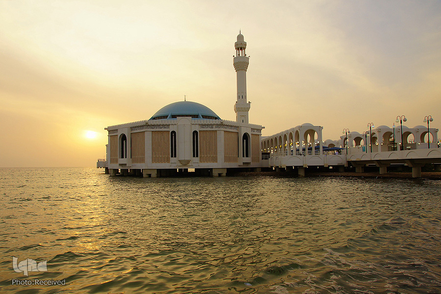 مسجدی زیبا در ساحل دریای سرخ + عکس